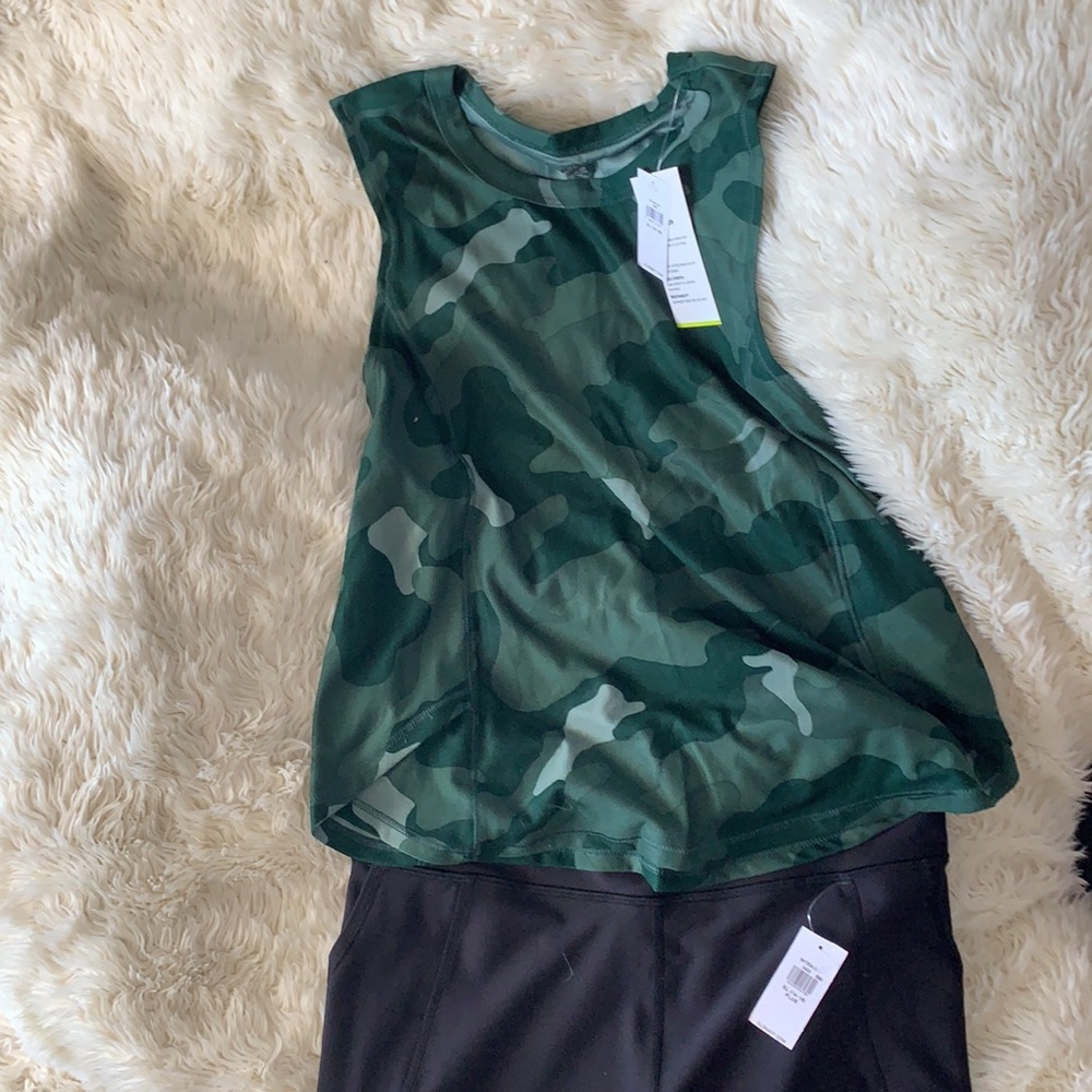 Workout outfit. Fit dry leggings and sleeveless camo top.